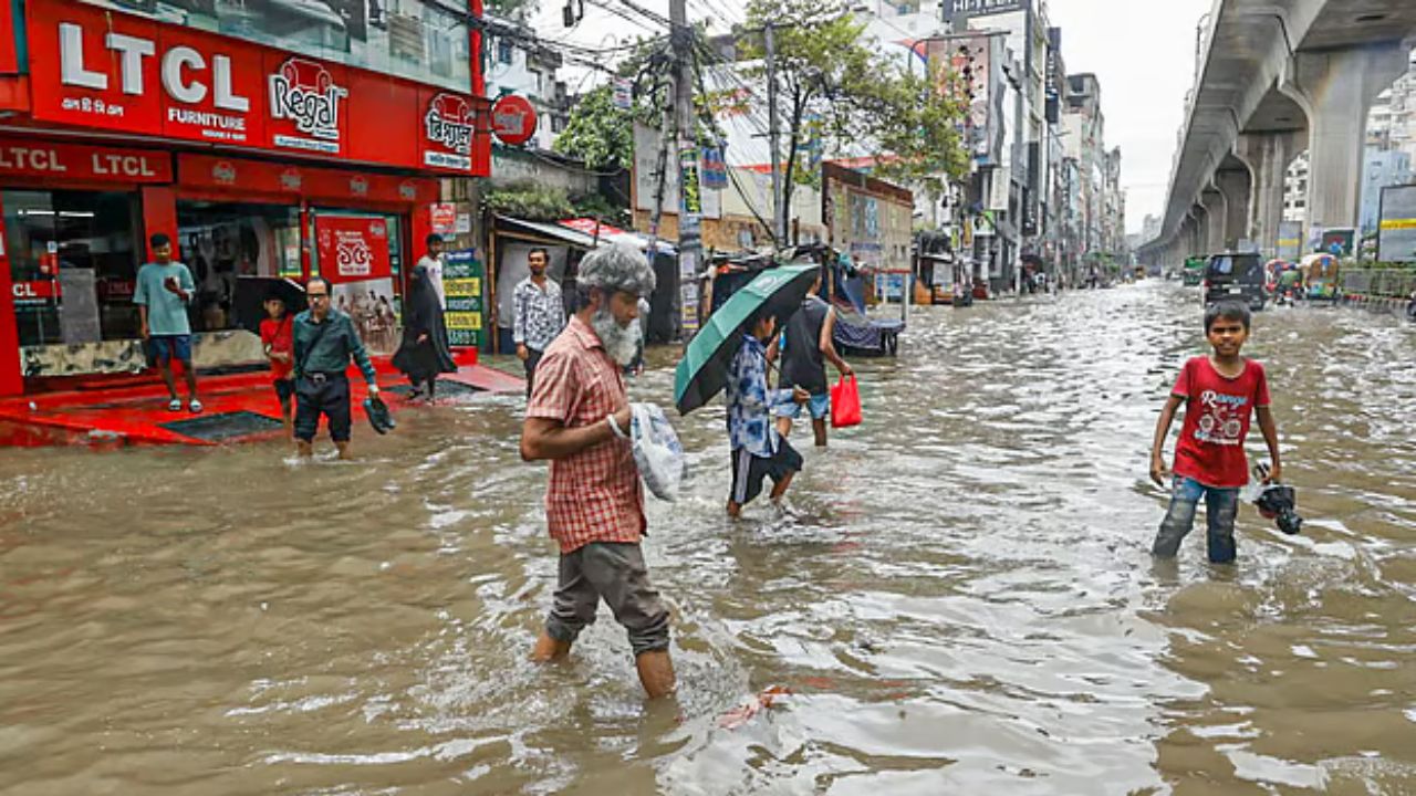 টানা বৃষ্টিতে থমকে ঢাকা, জলাবদ্ধতায় চরম দুর্ভোগ