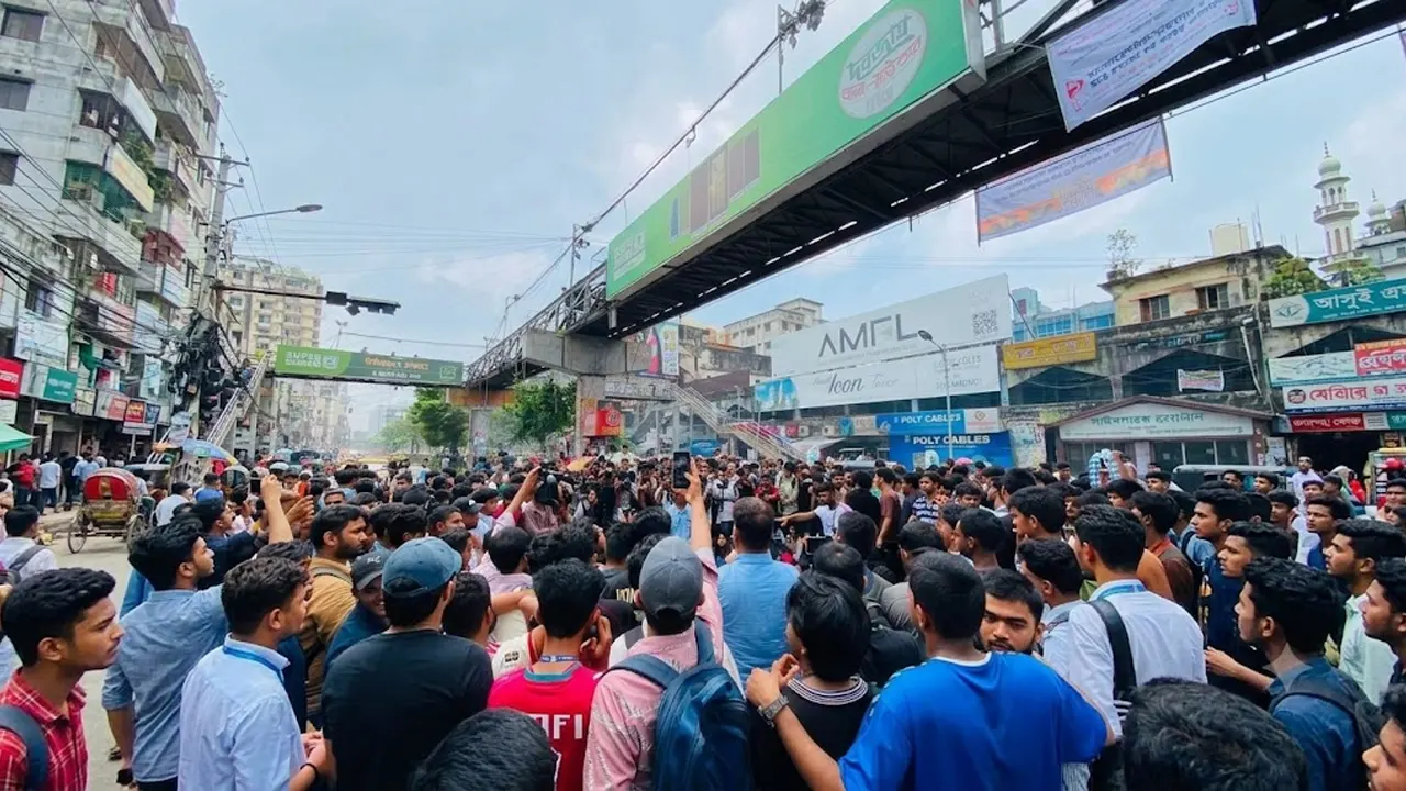শিক্ষামন্ত্রীর পদত্যাগের দাবিতে রাজধানীতে শিক্ষার্থীদের বিক্ষোভ, সড়ক অবরোধ